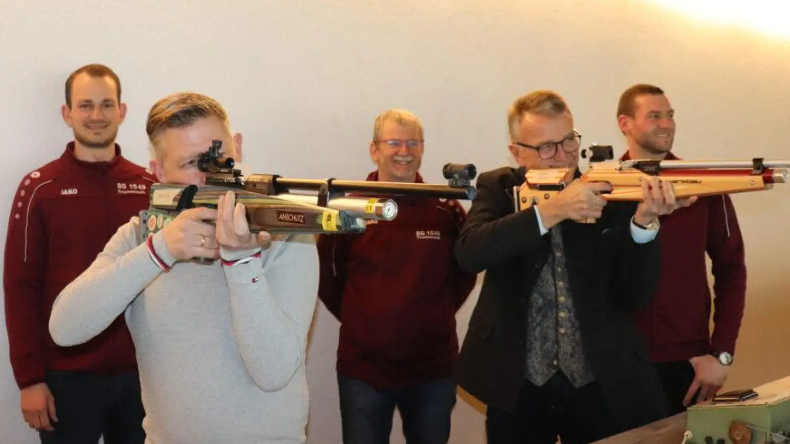  Beim „Anschuss“ des Bürgerschießens 2025 (von links): 2. Schützenmeister Nico Wiesend, Sieger des 20. Bürgerschießens Michael Heyd, 3. Schützenmeister Hans Bartl, Erster Bürgermeister Franz Stahl und 1. Schützenmeister Tobias Birkner. (Bild: Christina Bartl)