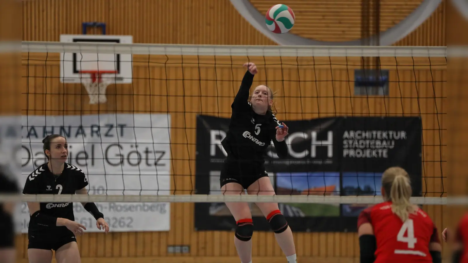 Die Hahnbacherinnen stemmten sich mit aller Macht gegen die Niederlage gegen Marktredwitz, mussten sich am Ende jedoch trotzdem mit 1:3 geschlagen geben. (Bild: Andreas Emmel)