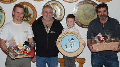 Weihnachtsscheibengewinner Tobias Eckert, Schützenmeister Werner Grünthaler, Jugendscheibengewinner Brian Grünthaler und Nikolausscheibengewinner Johann Sperber (Bild: Erwin Kolb)
