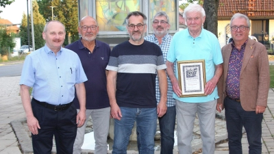 Der Gesangverein Schönhaid hat seit einigen Tagen einen neuen Ehrenvorstitzenden: Erich Trottmann (2. von rechts). Zur Ernennung gratulierten Bürgermeister Toni Dutz (rechts), sowie Karl Herrmann (Vors. Sängerkreises- Nordoberpfalz), Dirigent Gottfried Hofmann, Stefan Werner (Vors. Sängergruppe Wiesau) und der amtierende Vorsitzende des Gesangvereins Schönhaid, Martin Worf (von links). (Bild: Werner Robl)