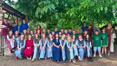 Die Schüler und Lehrkräfte durften auf der Burg Trausnitz in historische Gewänder schlüpfen. (Bild: Nikolaus Scherr)