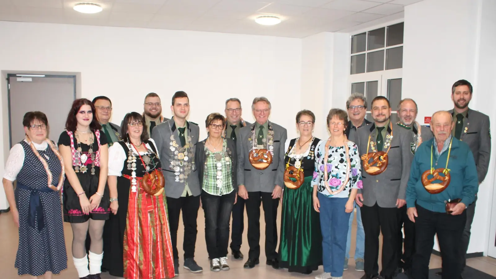 Marco Schmid und Marianne Schmid (Sechster und Siebente von links) sind Luftgewehr-Schützenkönig und Schützenliesl 2025/26 in Pressath. 19 Luftgewehr- und 16 Bogenschützen nahmen am Königsschießen teil. Wie stets war eine große Abordnung des Zessauer Patenvereins angereist. (Bild: Bernhard Piegsa)