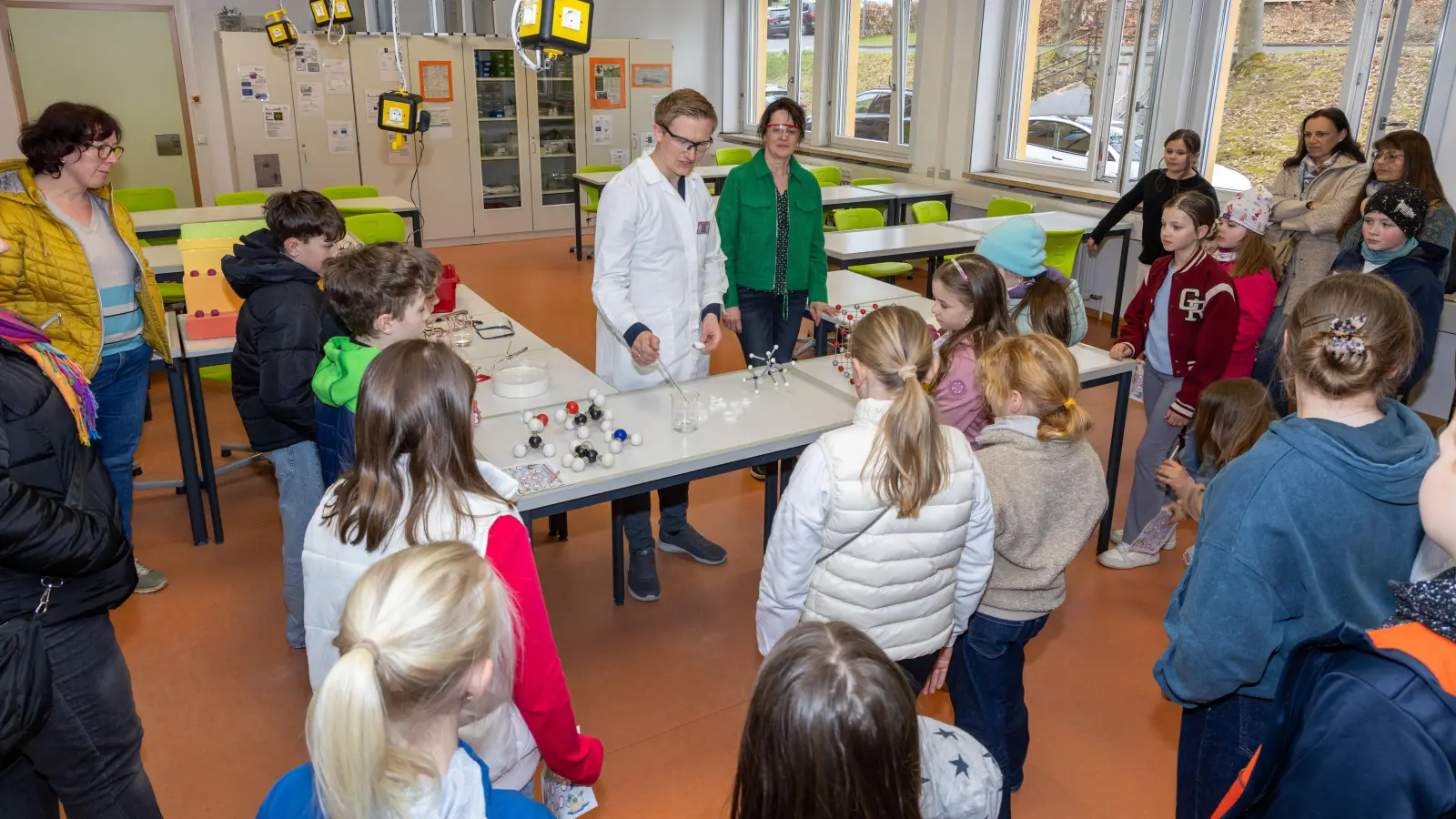 Im Chemiesaal konnten die Schülerinnen und Schüler spannende Experimente beobachten und auch selbst durchführen. (Bild: Tobias Neubert)