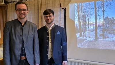 Auf Einladung von Bürgermeisterkandidat Adrian Käß (l.) hielt der Autor und Fotograf Simon H. Süß (r.) in Friedenfels einen eindrucksvollen Vortrag über die Oberpfalz. (Bild: Jürgen Schultes)