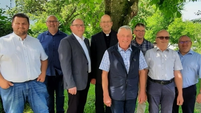 Die neugewählte Vorstandschaft der Diözesanmesner (vorne von links) Peter Pritzl, Robert Feigl, Josef Pflug, Max Pfeilschifter und (hinten von links) Reinhold Kerner, Pfarrer Andreas Weiß, Gerhard Brandl (Bild: Josef Pflug)