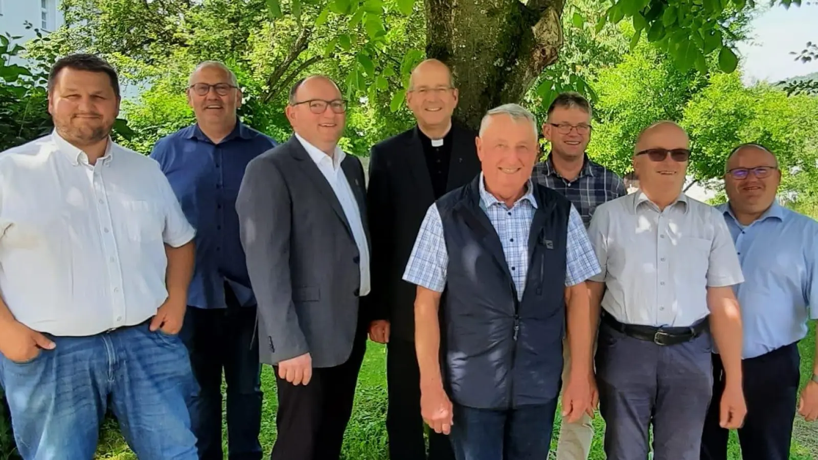 Die neugewählte Vorstandschaft der Diözesanmesner (vorne von links) Peter Pritzl, Robert Feigl, Josef Pflug, Max Pfeilschifter und (hinten von links) Reinhold Kerner, Pfarrer Andreas Weiß, Gerhard Brandl (Bild: Josef Pflug)