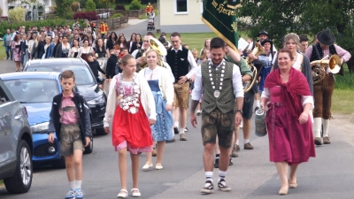 Die Abholung der noch amtierenden Vereinshoheiten , gibt es in dieser Art und Weise wahrscheinlich nur in Weihern . (Bild: Hans Schlosser)