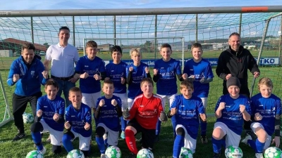 Die erfolgreichen Kicker inklusive Trainer Uli Süßmann, Georg Irl und Ferdinand Mihl. (Bild: Sebastian Duschner)