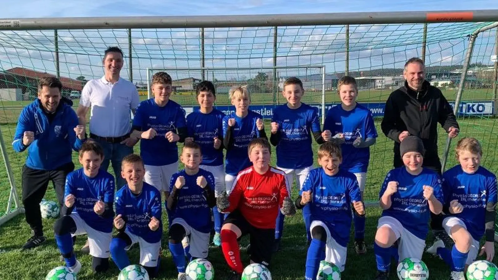 Die erfolgreichen Kicker inklusive Trainer Uli Süßmann, Georg Irl und Ferdinand Mihl. (Bild: Sebastian Duschner)