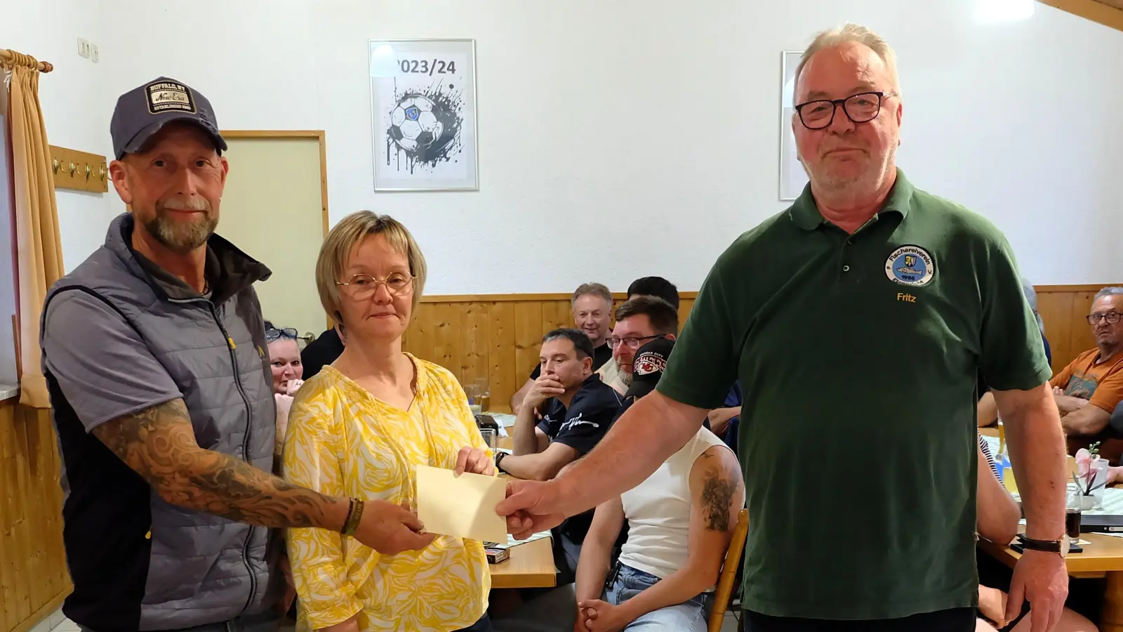 Susanne Wagner freute sich über die Spende des Fischereivereins, die ihr durch Vorsitzenden Fritz Kick (rechts) und Zweiten Vorsitzenden Gerhard Lederer übergeben wurde.  (Bild: Sylvia Wallinger)