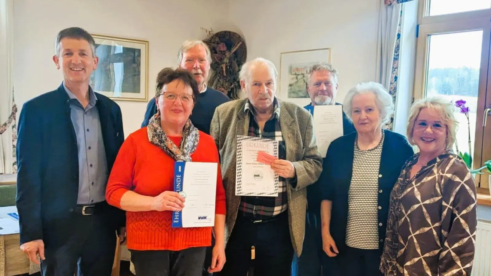 Bürgermeister Albert Geitner, Gertraud Kugler, Karl Peter Birke, Heinz Dieter Maas, Dieter Kuhn, Kreisvorsitzende Marianne Kies-Baldasty, Ortsvorsitzende Jutta Streher (von links nach rechts)  (Bild: Jutta Bäuml )