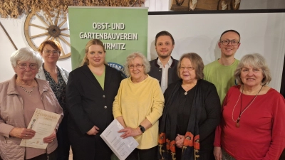 V.l.n.R Juliane Gollhofer, Kreisfachberaterin Maria Treiber, 1.Vorsitende Michaela Hahn, Gerda Moser, Bürgermeister Ernst Lenk, 2.Bezirksvorsitzende Rosa Prell, 2. Vorsitzender Alexander Rosner, Maria Danzl (Bild: Stefan Weigl-Hüffner)