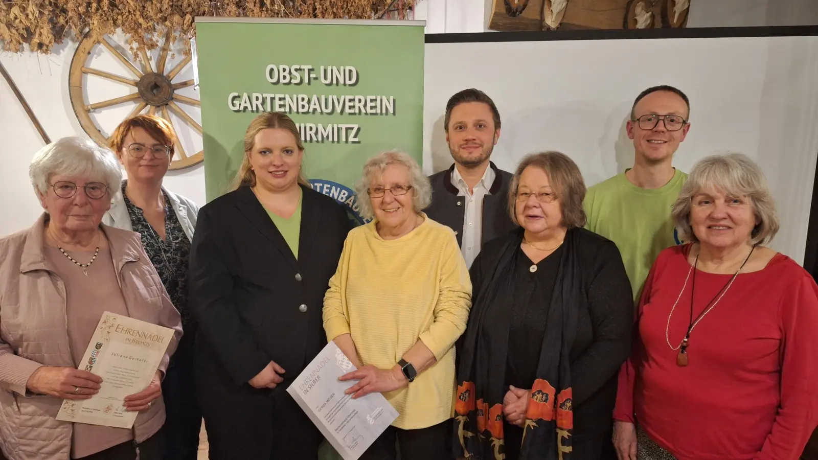 V.l.n.R Juliane Gollhofer, Kreisfachberaterin Maria Treiber, 1.Vorsitende Michaela Hahn, Gerda Moser, Bürgermeister Ernst Lenk, 2.Bezirksvorsitzende Rosa Prell, 2. Vorsitzender Alexander Rosner, Maria Danzl (Bild: Stefan Weigl-Hüffner)