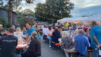 Bei lauer Sommernacht genossen die Gäste frischgebackene Pizza und süffigen Wein (Bild: Lydia Kalb)