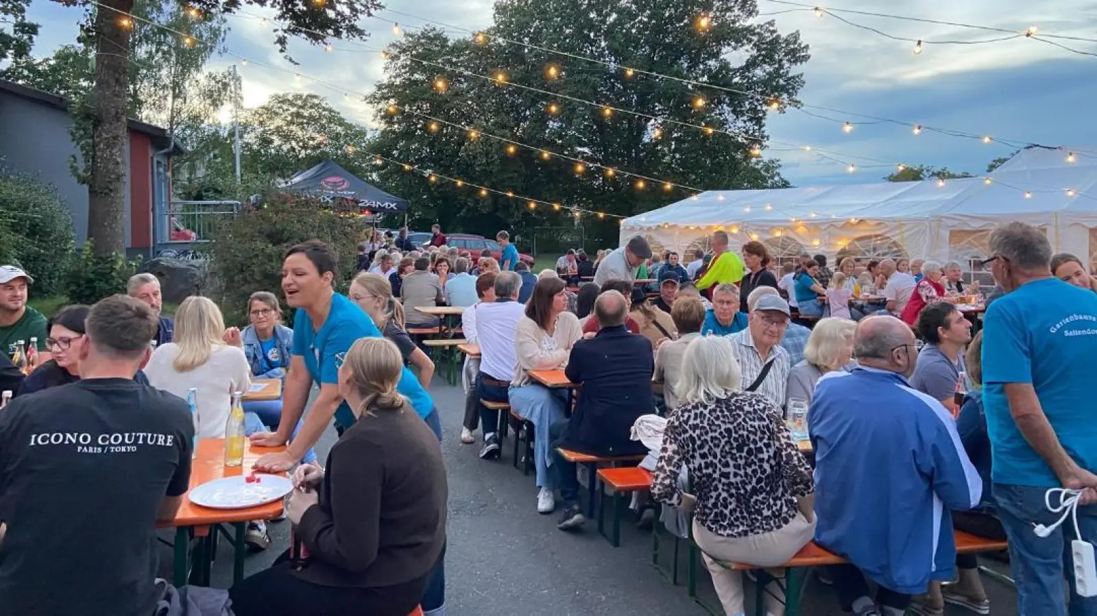 Bei lauer Sommernacht genossen die Gäste frischgebackene Pizza und süffigen Wein (Bild: Lydia Kalb)