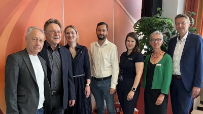 Von links: Karl-Heinz Stupka, SHG-Leiter, Dr. Gerhard Schmeisl, Referent, Dr. Martina Troppmann, Chefärztin Med. Klinik 1, Dr. Milan Dzunic, Oberarzt, Sarah Nitsche, Referentin, Ulrike Rauch, Referentin, Dir. Jürgen Spickenreuther, AOK Weiden (Bild: Karl-Heinz Stupka)