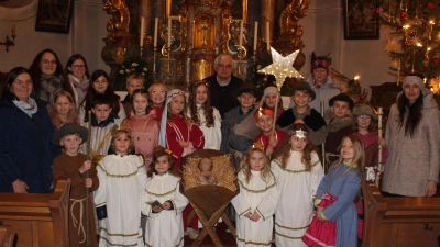 Das Familiengottesdienst-Team der Pfarreiengemeinschaft Winklarn-Thanstein gestaltete am Heiligen Abend die Kinderchristmette mit Krippenspiel in der Pfarrkirche St. Johannes in Thanstein.  (Bild: Matthias Niebauer )