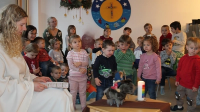 Elena Harwardt feiert mit den Kindern eine Adventsandacht. (Bild: Ursula Zimmermann)