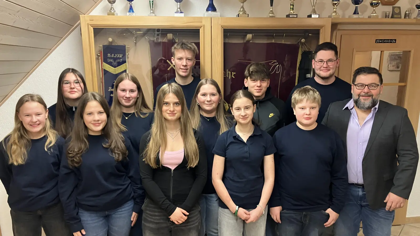 von links Thea Melzner, Anna-Lena Pscherer, Hanna Melzner, Maria Etterer, Marlene Schlicht, Hannes Kreuzer, Hannah Etterer, Magdalena Scherm, Luca Schönfelder, Leonard Scherm, Jugendwart Maximilian Horn, 1. BGM Thomas Kaufmann (Bild: Stephan Schlicht)