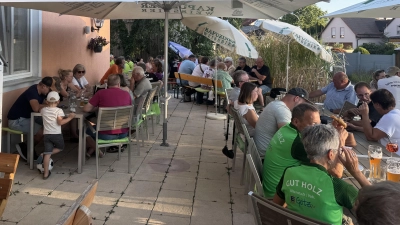 Gemütliches Beisamensein beim Keglerfest am Triff-Nix. (Bild: Peter Grundler )