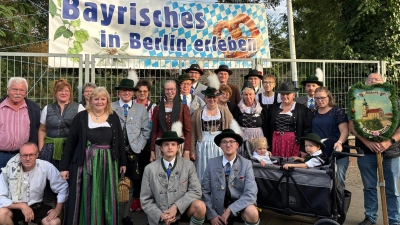 Die Teilnehmer der Berlinfahrt des Trachtenvereins Hoamatland Amberg vor dem Festgelände des Vereins der Bayern in Berlin (Bild: Maximilian Pfab)