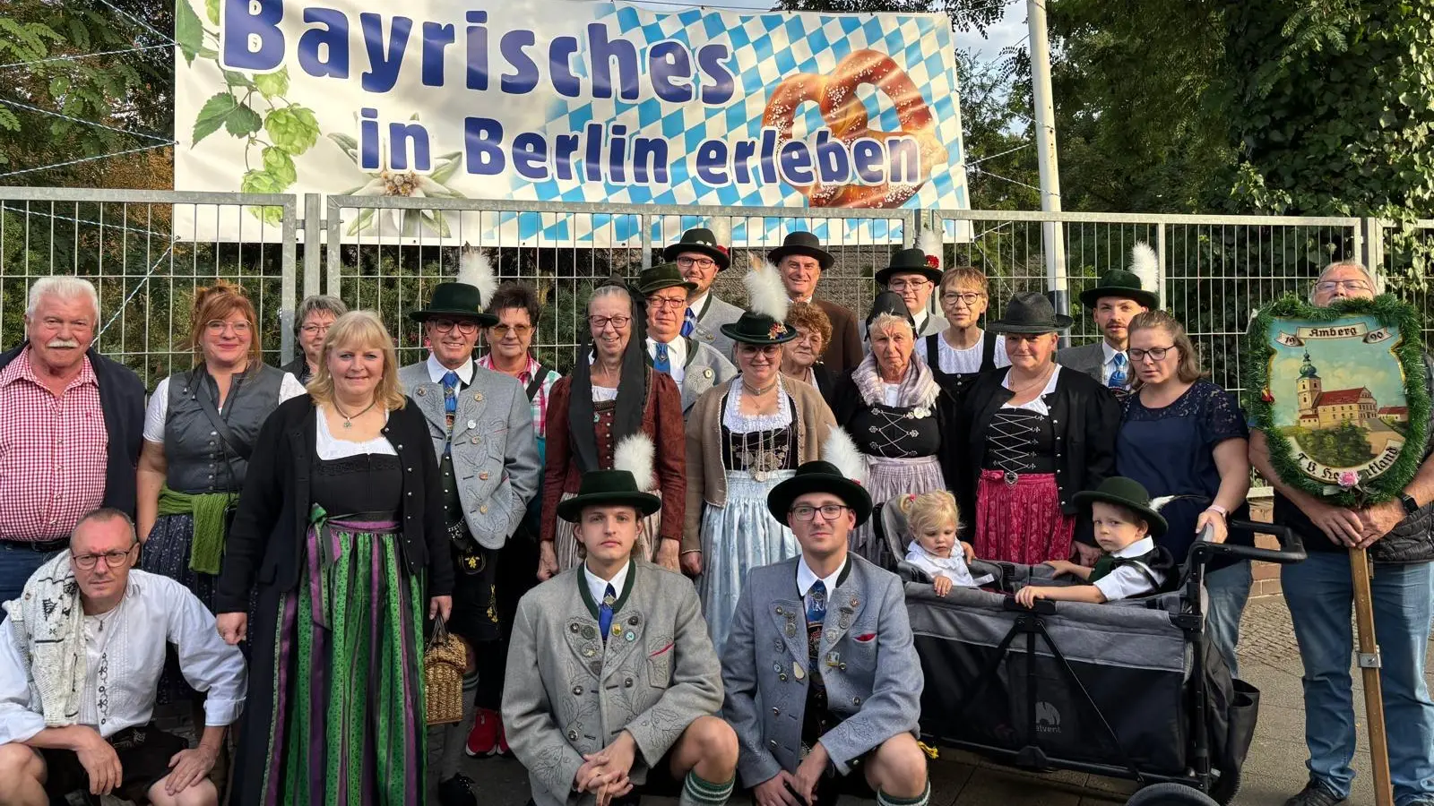 Die Teilnehmer der Berlinfahrt des Trachtenvereins Hoamatland Amberg vor dem Festgelände des Vereins der Bayern in Berlin (Bild: Maximilian Pfab)