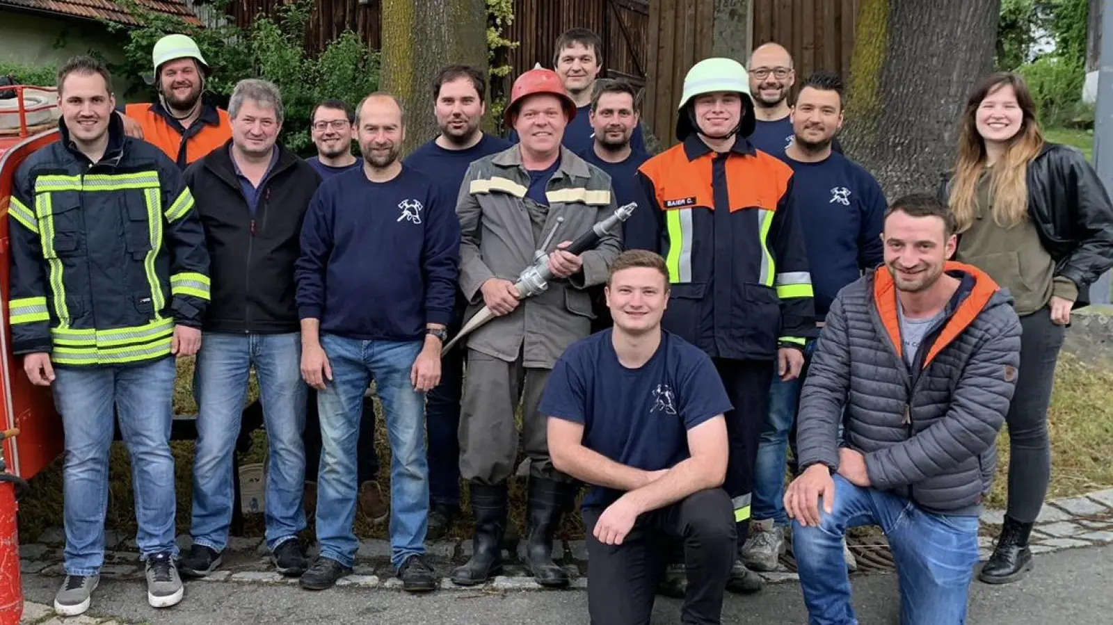 Festleiter Alexander Ehrenfried mit seinem Festausschuss: Johannes Kloner, Gerhard Luber, Sascha Bauer, Markus Kirschenbauer, Wolfgang Stigler, Maximilian Bauer, Markus Kloner, Alexander Richter, Christian Baier, Johannes Mathes, Johannes Maier, Lisa Luber ; kniend: Stefan Luber und Johannes Punk(von links).  (Bild: Franziska Baier)