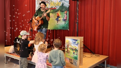 Passend zum Lied „Blubbern” von Tim Mohr schwebten die Seifenblasen durch den Saal des SOS-Kinderdorfs (Bild: Teresa Konrad)