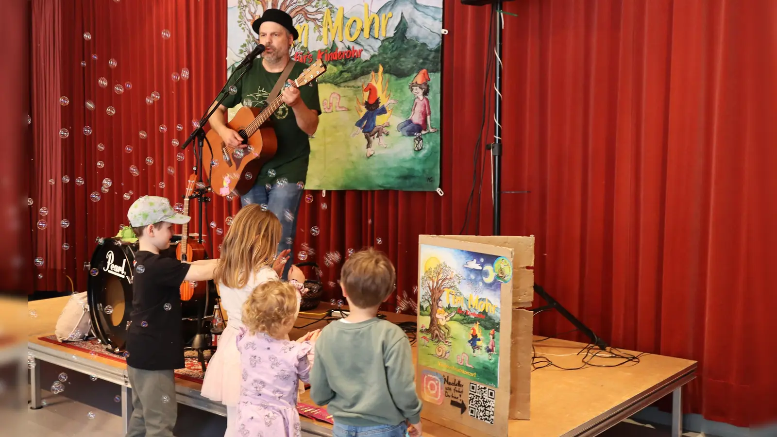 Passend zum Lied „Blubbern” von Tim Mohr schwebten die Seifenblasen durch den Saal des SOS-Kinderdorfs (Bild: Teresa Konrad)