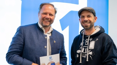 Landrat Hubert Schicker und Philipp Reich, Leiter des T1. (Bild: Christian Kreil)