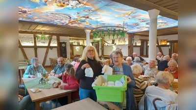 Beim Austeilen der Kirwa Koichla. (Bild: Zita Schuster Thaler)