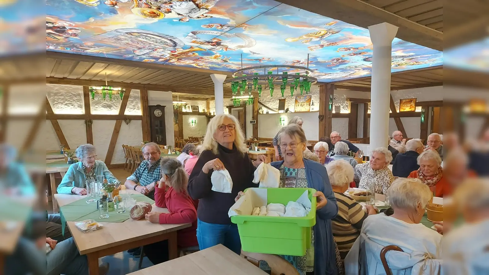 Beim Austeilen der Kirwa Koichla. (Bild: Zita Schuster Thaler)
