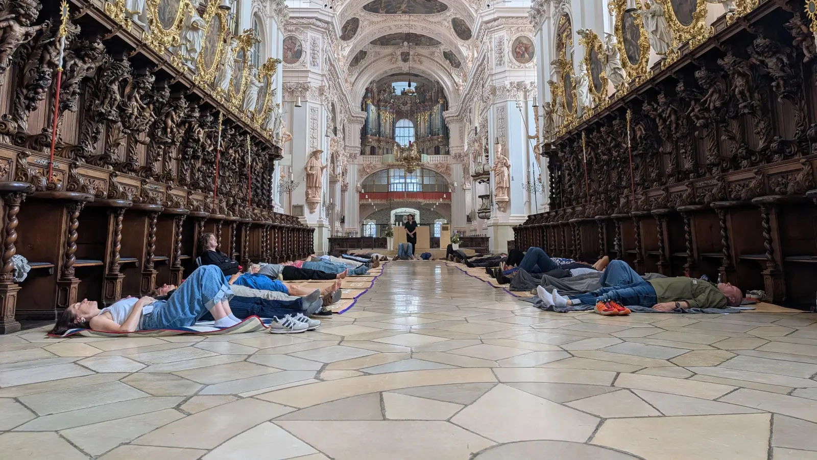 „Collective Nap” im Chorraum der Basilika Waldsassen. (Bild: Axel T Schmidt)