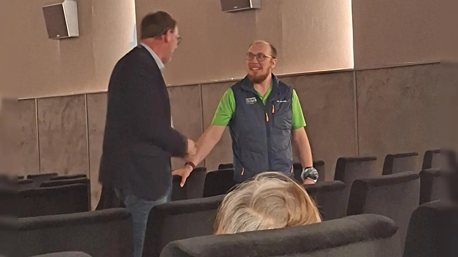 Peter Schönberger moderierte die Gesprächsrunde mit Karsten Friedrich, 1. Vorsitzenden des Deutschen Alpenvereins, Sektion Weiden. (Bild: Cornelia Hoffmann)