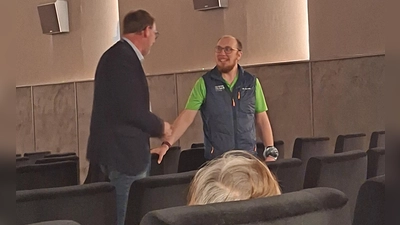 Peter Schönberger moderierte die Gesprächsrunde mit Karsten Friedrich, 1. Vorsitzenden des Deutschen Alpenvereins, Sektion Weiden. (Bild: Cornelia Hoffmann)