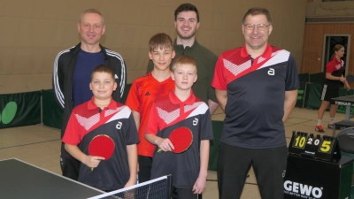 Spieler der 2. Jugendmannschaft (von links): Florian und Moritz Kiendl, Patrick Pluta mit den Betreuern (von links): Jarek Pluta, Nico Troglauer und Johann Kiendl. (Bild: Michael Eckl)