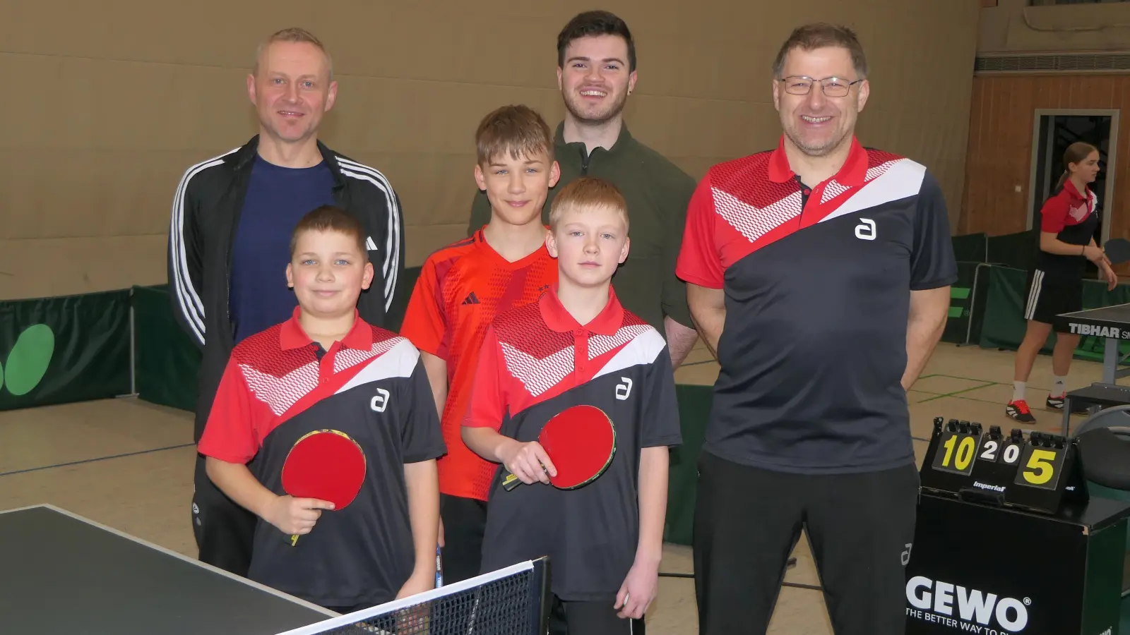 Spieler der 2. Jugendmannschaft (von links): Florian und Moritz Kiendl, Patrick Pluta mit den Betreuern (von links): Jarek Pluta, Nico Troglauer und Johann Kiendl. (Bild: Michael Eckl)