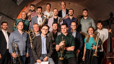 Das Bild zeigt die Munich Lab Band, die den Auftakt von „Jazzarise“ im Stadttheater Amberg gestaltet. (Bild: Konstantin Kern)
