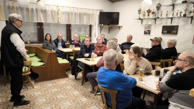 Bezirksvorsitzender Reinhard Ott informiert die Mitglieder (Bild: Stefan Döllinger)