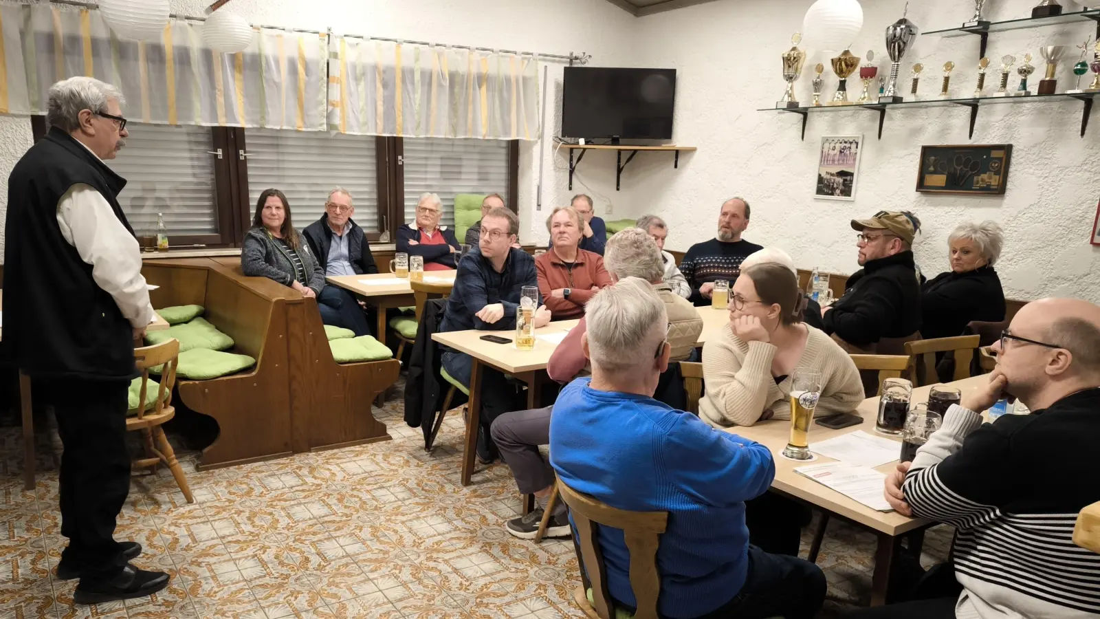 Bezirksvorsitzender Reinhard Ott informiert die Mitglieder (Bild: Stefan Döllinger)