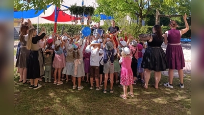 Zwei Mitglieder der Partyband „Rotzlöffl”sorgten für Stimmung im Johanniter-Kinderhaus. (Bild: Christina Meier)