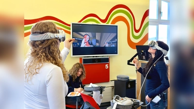 Das innovative Mixed-Reality-Mitmachpraktikum an der OTH Amberg-Weiden begeisterte die Schülerinnen der Dr.-Johanna-Decker-Schulen: Über VR-Brillen konnten sie in den menschlichen Körper eintauchen. (Bild: Markus Hammer)