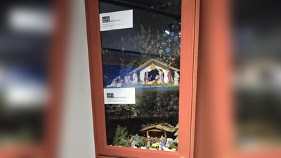 Im MQ werden u.a. die Weiß- und die Schäferkrippe gezeigt, zwei Neuerwerbungen der Tirschenreuther Krippenfreunde, bestückt mit Grassyfiguren. (Bild: Thomas Sporrer)