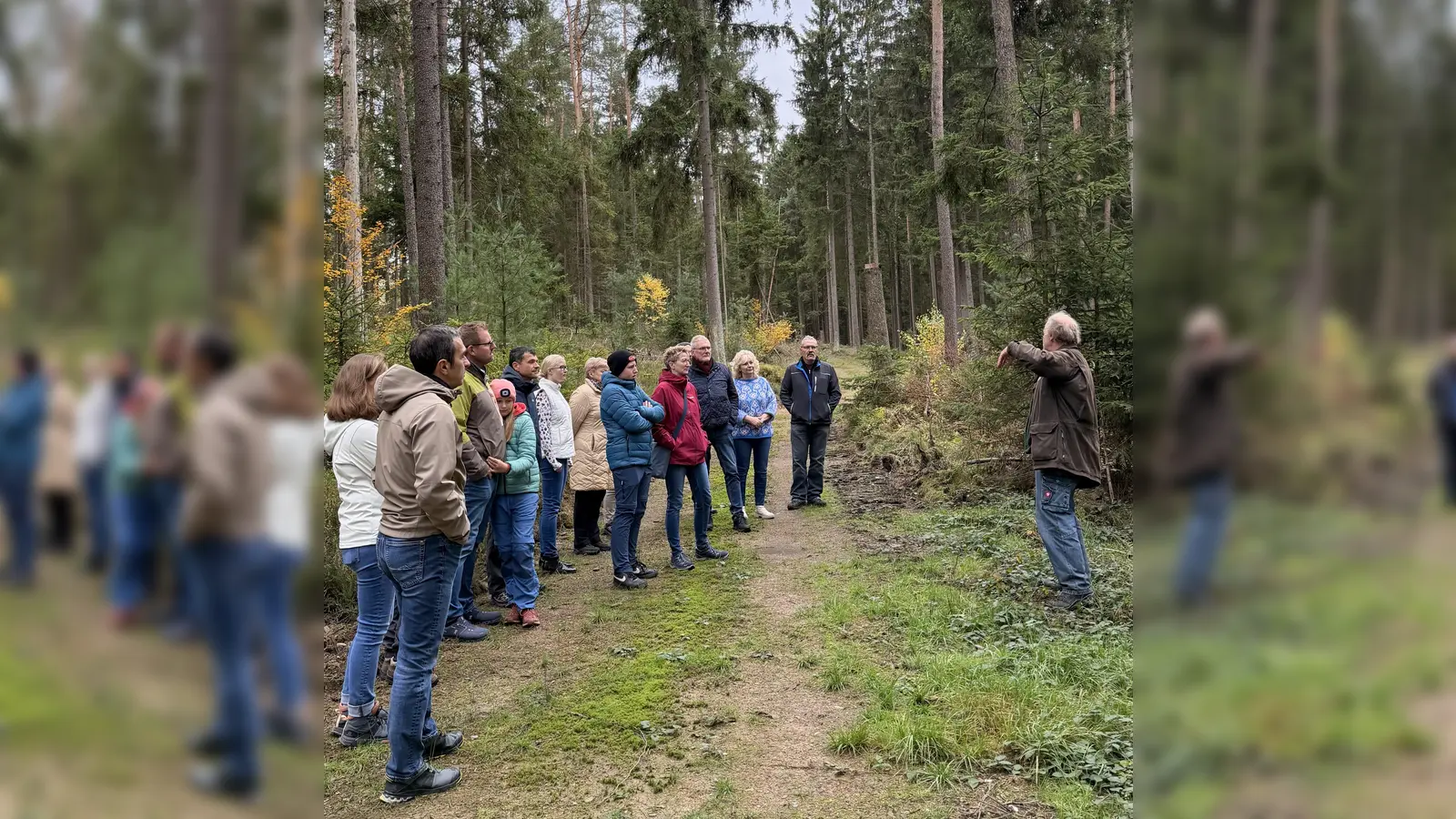 Förster Wolfgang Schödel (r. i.B.) erklärte den Teilnehmern;innen vielerlei Massnahmen den Wald für die Zukunft zu rüsten.  (Bild: Gerd Schönfelder (GS))