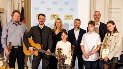 Die Schüler-Lehrerband der Mittelschule Neunburg v. W. zusammen mit Kultusministerin Anna Stolz und einem der Preisträger Felix Neureuther (Bild: Matthias Ball)