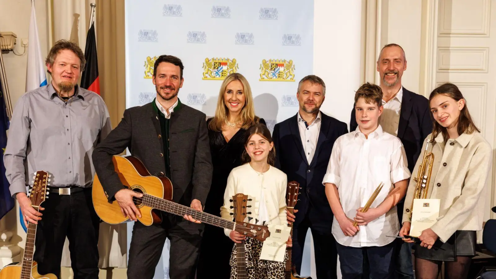Die Schüler-Lehrerband der Mittelschule Neunburg v. W. zusammen mit Kultusministerin Anna Stolz und einem der Preisträger Felix Neureuther (Bild: Matthias Ball)