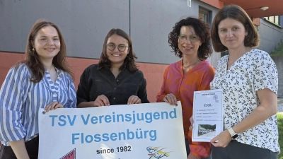 Tabea Meiler und Luisa Riedl freuen sich über die Spende des Frauenbundes, überreicht von Birgit Erndt und Sonja Sczech (v.l.) (Bild: Sonja Sczech)