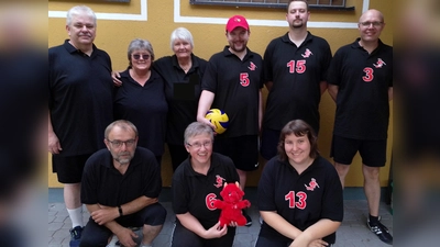 Doppelsieg in Karlsruhe: Die beiden Mannschaften des BVS Weiden erreichten beim traditionellen Flugball-Turnier die Plätze eins und zwei. Unser Bild zeigt die glücklichen Teams nach der Siegerehrung. (Bild: Reinhard Kreuzer )