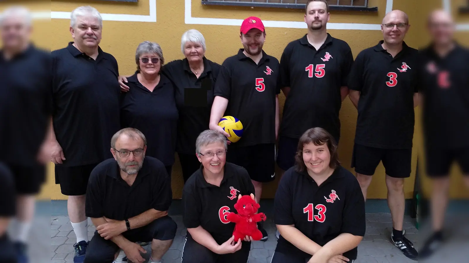 Doppelsieg in Karlsruhe: Die beiden Mannschaften des BVS Weiden erreichten beim traditionellen Flugball-Turnier die Plätze eins und zwei. Unser Bild zeigt die glücklichen Teams nach der Siegerehrung. (Bild: Reinhard Kreuzer )