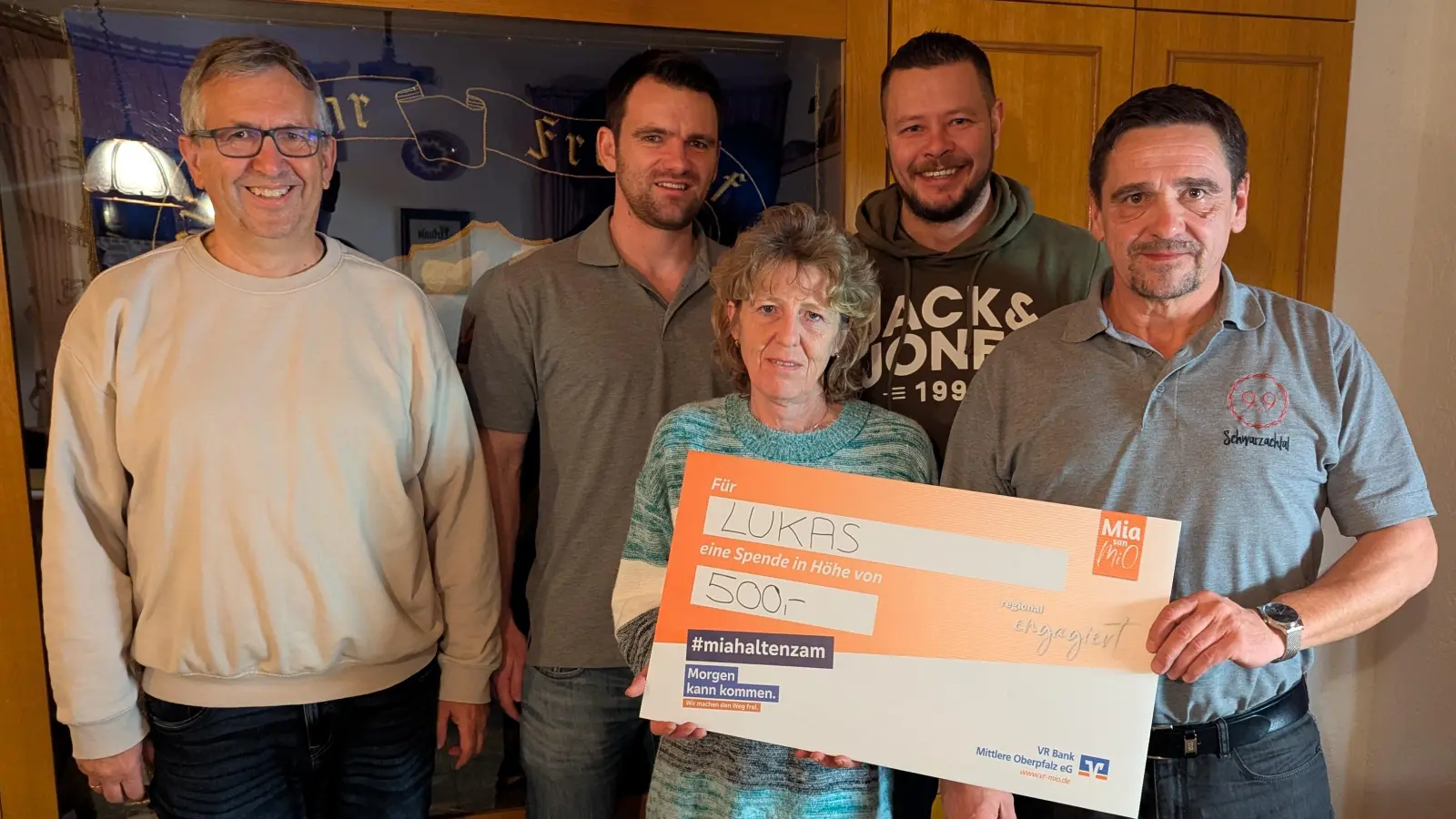 Peter Böckl (links) und Stefan Schmidl (2. von rechts) vom Fronhofer Förderverein übergeben 500 Euro Spende für Lukas an Elmar Maierhofer (rechts) und Alexander Prey vom Verein 9.9 und Lukas' Mutter Alexandra Vogl. (Bild: Kristin Winderl)